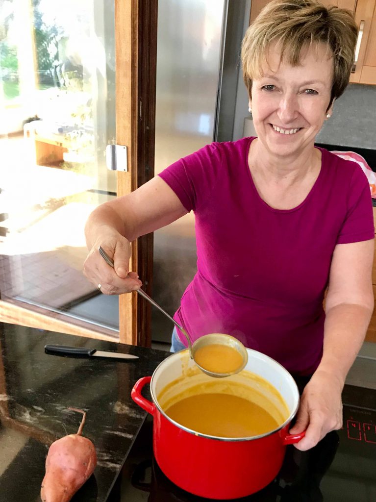 Gaby Habermann beim Kochen der Süßkartoffelsuppe.